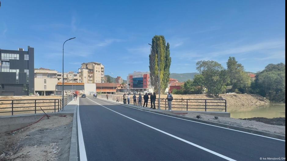 Novootvoreni most, namenjen prvenstveno za motorna vozila, nalazi se levo od glavnog mitrovačkog mosta