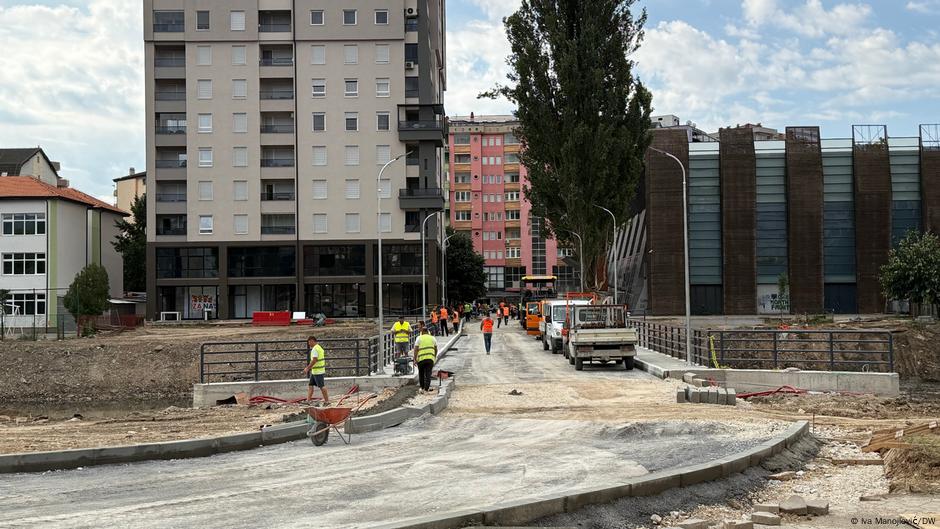 Drugi most, koji će biti pešački, još uvek se dovršava