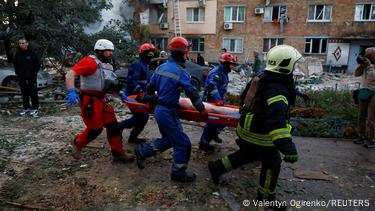 Los rescatistas evacúan a uno de los heridos sacado de los escombros de un edificio residencial blanco del bombardeo de esta madrugada en Kiev. Los rescatistas evacúan a uno de los heridos sacado de los escombros de un edificio residencial blanco del bombardeo de esta madrugada en Kiev.