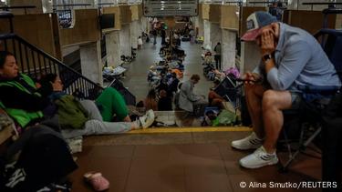 La gente se refugia en una estación de metro durante el ataque con misiles y drones contra la capital de Ucrania. La gente se refugia en una estación de metro durante el ataque con misiles y drones contra la capital de Ucrania.