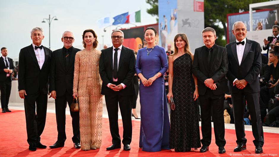Dystopian futures and Gaza tragedy in focus at Venice DW 09/04/2025