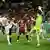 Harry Kane au duel avec le gardien de Wiesbaden