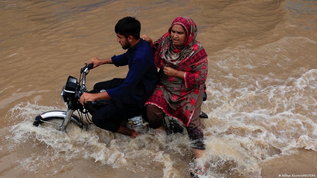 سیالکوٹ کی ایک سڑک پر تقریباً ڈوبی ہوئی موٹر سائیکل پر سوار دو مسافر شدید مشکل میں نظر آ رہے ہیں