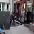 Trabajadores llevando a cabo labores de mantenimiento y reparación.