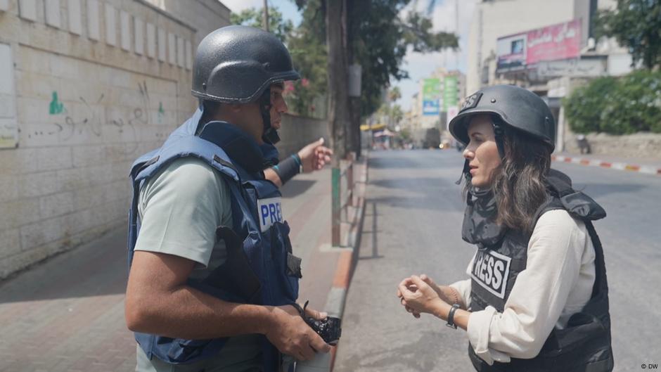 جيش إسرائيل يستهدف فريق DW بالضفة الغربية - حادث موثق بفيديو