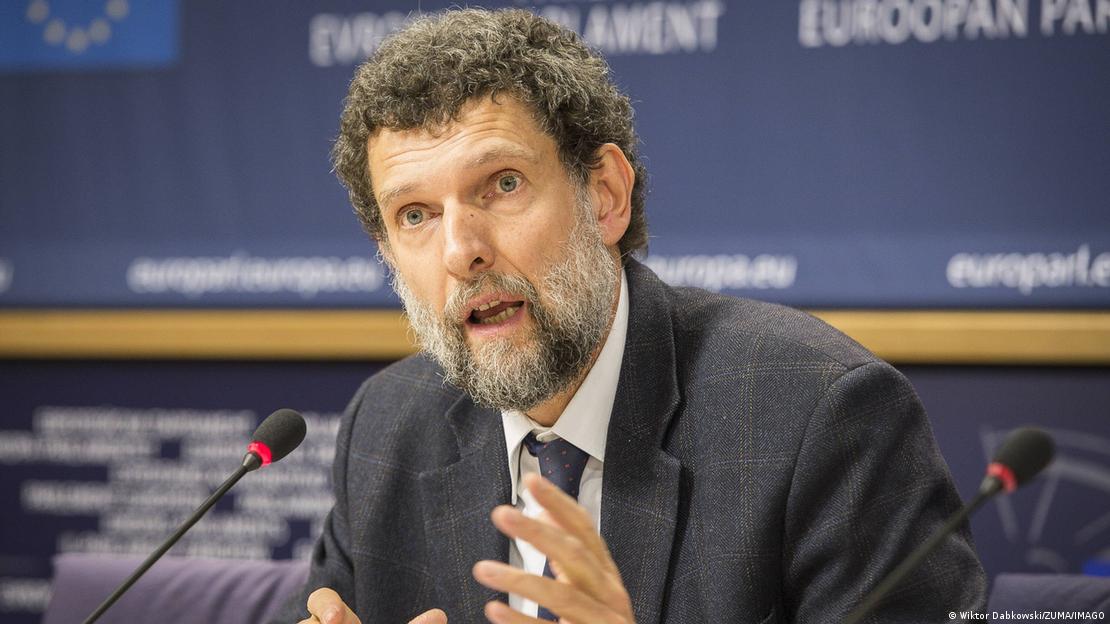 Osman Kavala'nın Avrupa Parlamentosu'nda konuşurken çekilmiş eski bir fotoğrafı