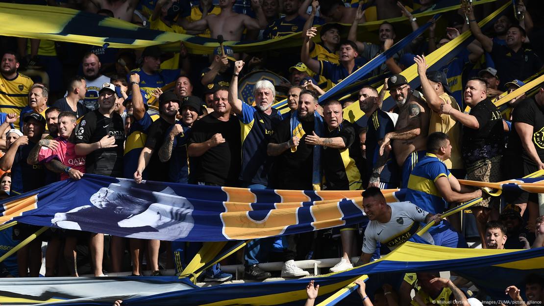 Hinchas de Boca Juniors alientan a su equipo. Hinchas de Boca Juniors alientan a su equipo.