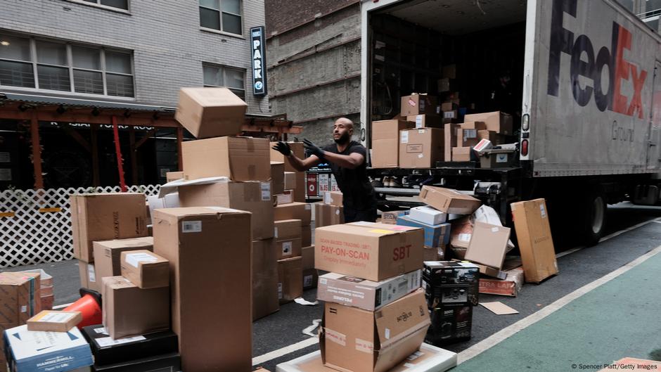 Les tarifs de Trump font chuter le trafic postal américain : une baisse de 80 %
