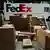 USA New York 2023 | FedEx-Pakete auf den Straßen Manhattans, dahinter ein FedEx-Fahrzeug
