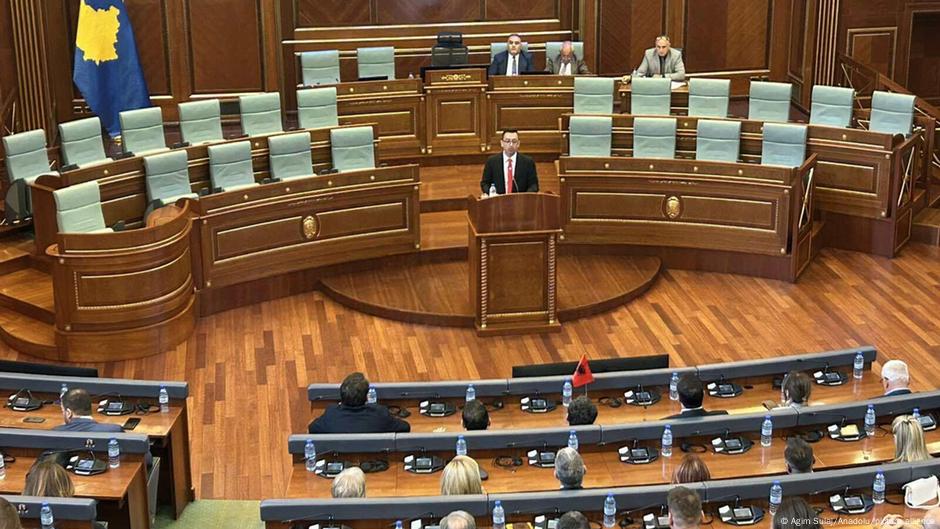 Kosovë  Kushtetuesja konkludon  se seanca konstituive e kuvendit nuk ka përfunduar