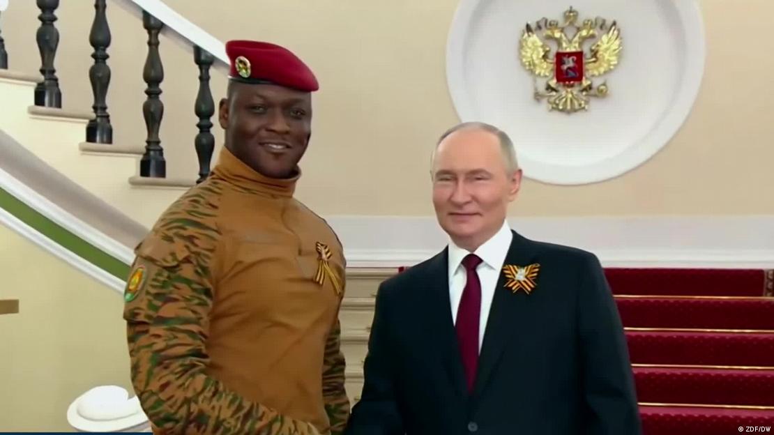 Chefe da junta militar que governa Burkina Faso, o capitão Ibrahim Traoré, em foto oficial ao lado do presidente russo Vladimir Putin