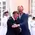 Frankreich | Frankreichs Präsident Macron (li) und Bundeskanzler Merz (r) umarmen sich auf dem Deutsch-französisches Kabinettstreffen in Toulon 