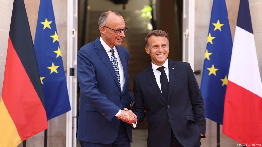 Kancelari gjerman Merz dhe Presidenti francez Macron gjatë një takimi duke shtrënguar duart