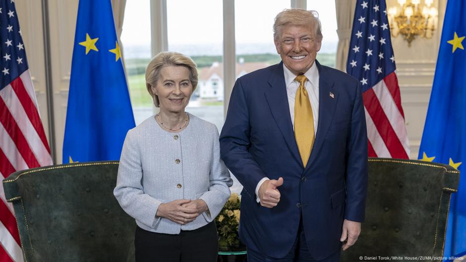Predsednica Evropske komisije Ursula fon der Lajen s Donaldom Trampom tokom razgovora u julu 2025.