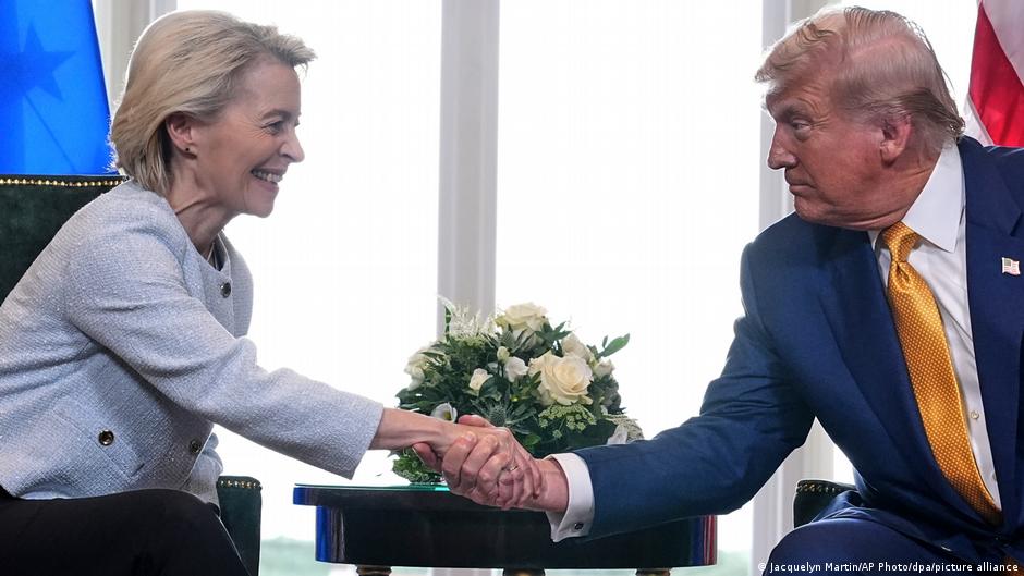 Predsednica Evropske komisije Ursula fon der Lajen rukuje se s predsednikom SAD Donaldom Trampom tokom sastanka u Ternberiju, u Škotskoj, u julu 2025.