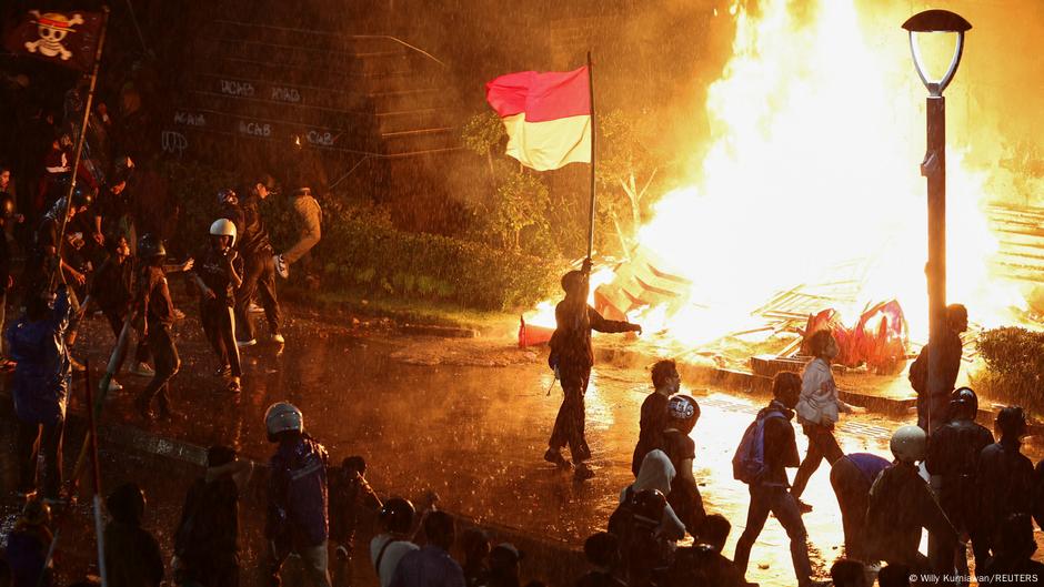 Tres muertos en incendio durante una protesta en Indonesia – DW – 30/08/2025