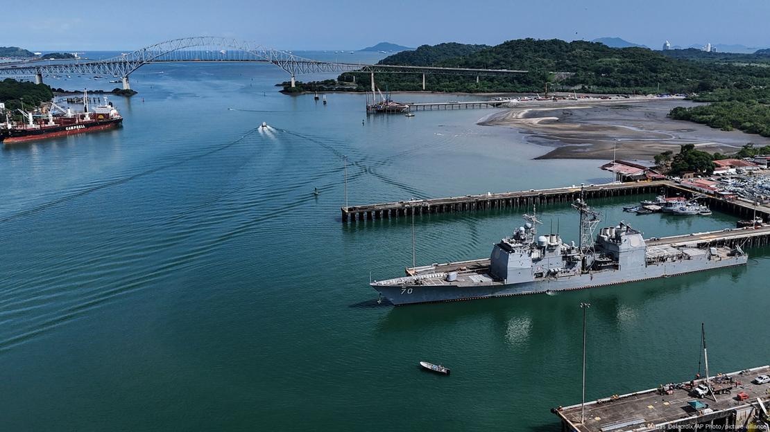 El buque de guerra USS Lake Erie, de la Armada de los Estados Unidos, atraca en el Canal de Panamá, en la Base Naval Vasco Núñez de Balboa, el viernes 29 de agosto de 2025.