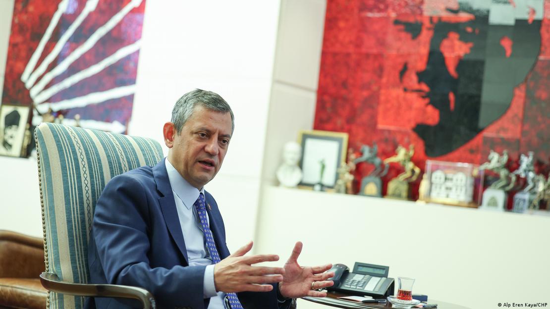 CHP Genel Başkanı Özgür Özel, CHP Genel Merkezi'ndeki çalışma masasında, arka fonda Atatürk ve Altı Ok görseli 