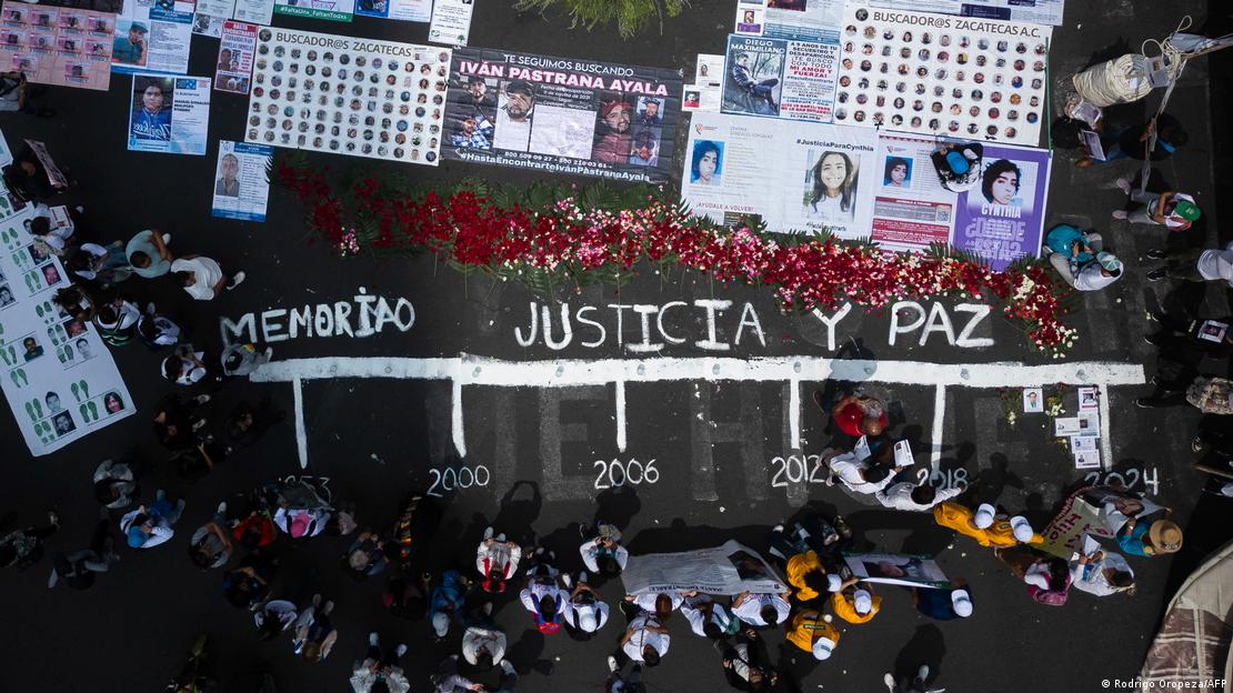 Vista aérea de una manifestación de protesta contra la impunidad por las desapariciones forzadas de personas en México. En grandes carteles se lee: "Memoria, Justicia y Paz". (2025).