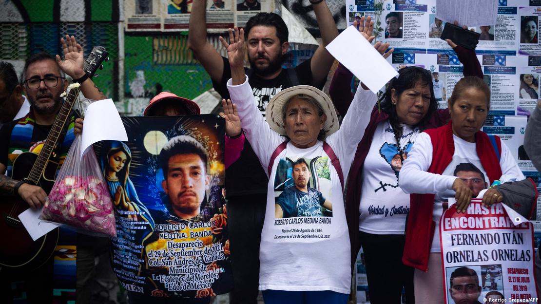 Hombres y mujeres con camisetas y pancartas con los rostros de personas desaparecidas, en una manifestación en Ciudad de México. (Archivo). 