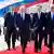 Russlands Präsident Wladimir Putin bei seiner Ankunft in China auf dem roten Teppich vor seinem Flugzeug