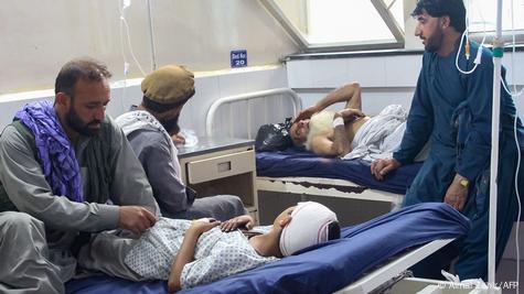 Heridos que fueron trasladados a un hospital en Jalalabad. Heridos que fueron trasladados a un hospital en Jalalabad.
