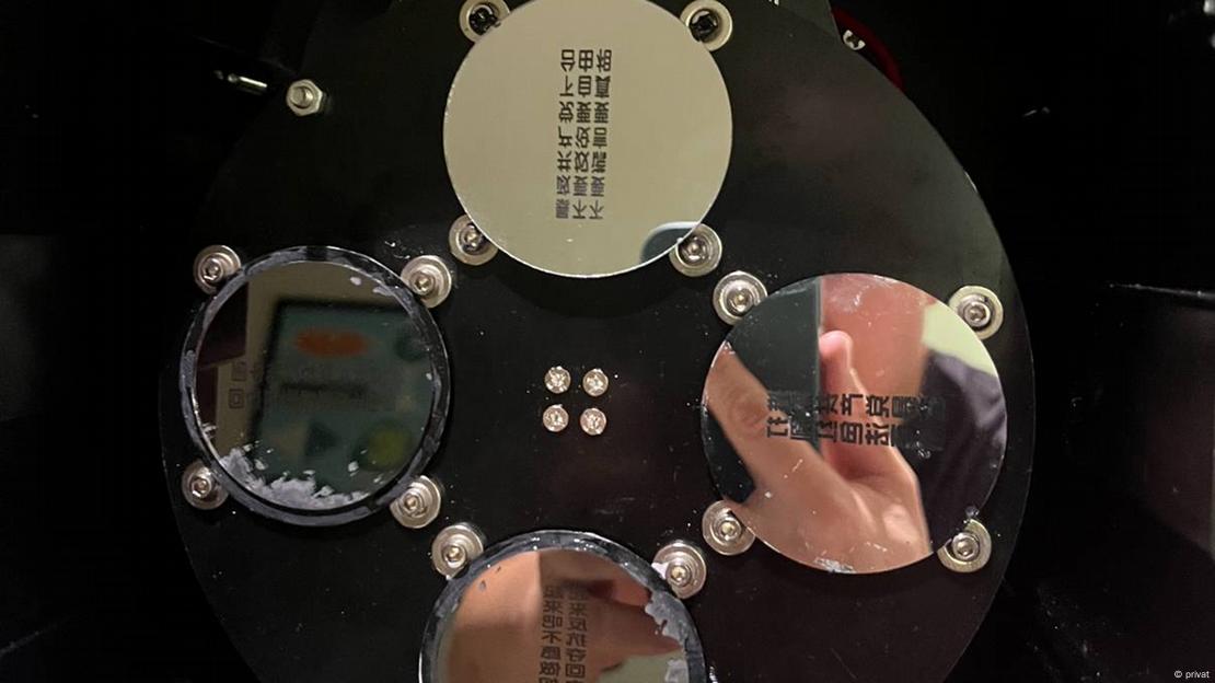 圖為戚洪投影的反共標語與設備 圖為戚洪投影的反共標語與設備