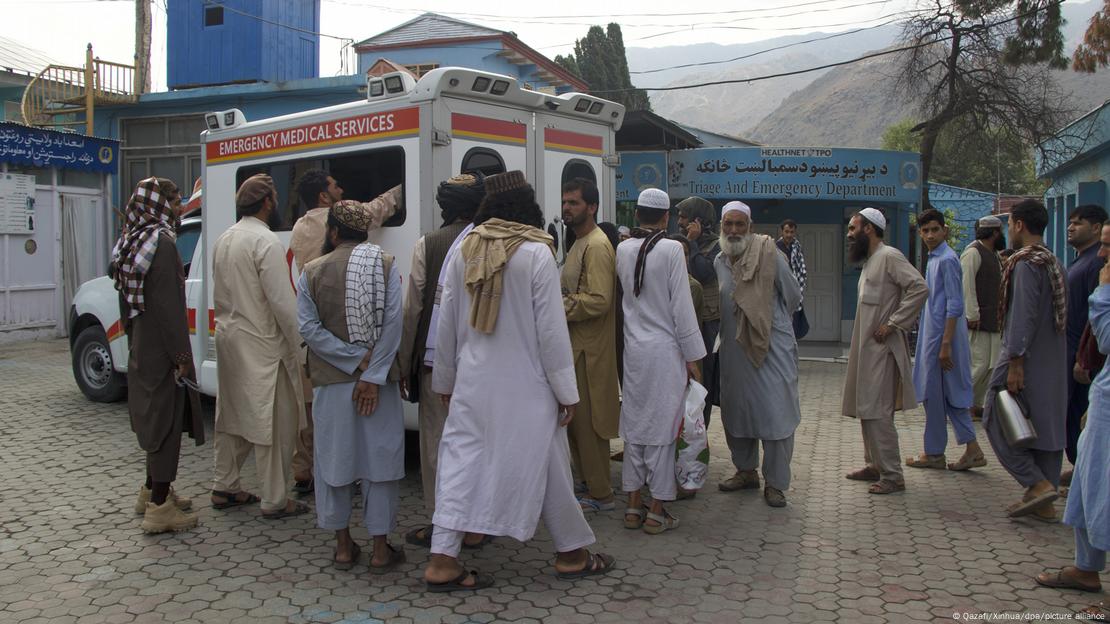 Un grupo de hombres reunidos cerca de una ambulancia, en un hospital en la provincia de Kunar, en Afganistán. Un grupo de hombres reunidos cerca de una ambulancia, en un hospital en la provincia de Kunar, en Afganistán.
