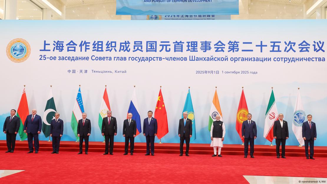 Foto grupal de los líderes presentes en la cumbre de la OCS en Tianjin. Foto grupal de los líderes presentes en la cumbre de la OCS en Tianjin.