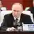 Russlands Präsident Wladimir Putin beim SCO-Gipfel sitzend und sprechend