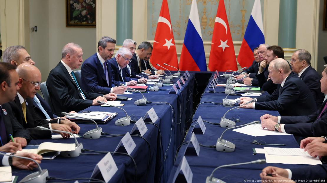 Cumhurbaşkanı Erdoğan ve Devlet Başkanı Putin başkanlığında yapılan heyetlerarası görüşmede masada karşılıklı olarak oturan liderler ve bakanlardan oluşan heyetler oturuyor. 
