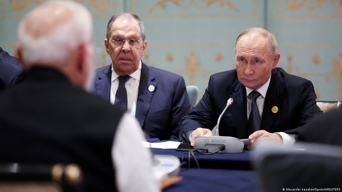 Ministro russo do Exterior, Serguei Lavrov, ao lado do presidente russo, Vladimir Putin, em reunião com premiê indiano, Narendra Modi, de costas na imagem