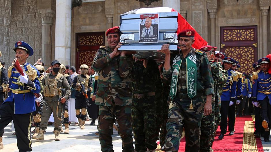 Middle East updates: Thousands attend mass Houthi funeral DW 09/01/2025
