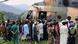 Un grupo de habitantes y soldados talibanes se reúnen junto a un helicóptero que transporta a víctimas del terremoto en Afganistán. Un grupo de habitantes y soldados talibanes se reúnen junto a un helicóptero que transporta a víctimas del terremoto en Afganistán.