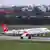 Ein Flugzeug von Turkish Airlines setzt auf einer nassen Landebahn auf