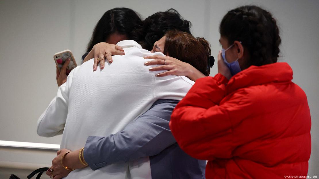 ستمبر میں پاکستان سے جرمنی آنے والے افغان شہریوں کے گروپ  میں شامل ایک شخص ہینوور ایئرپورٹ پر اپنی والدہ کو گلے لگا رہا ہے