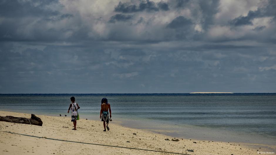 Philippines says China rammed their ship in South China Sea – DW – 10/12/2025