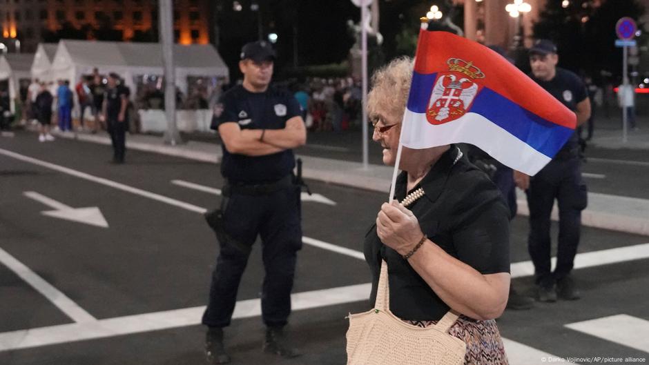 Policía dispersa protestas antigobierno en Serbia