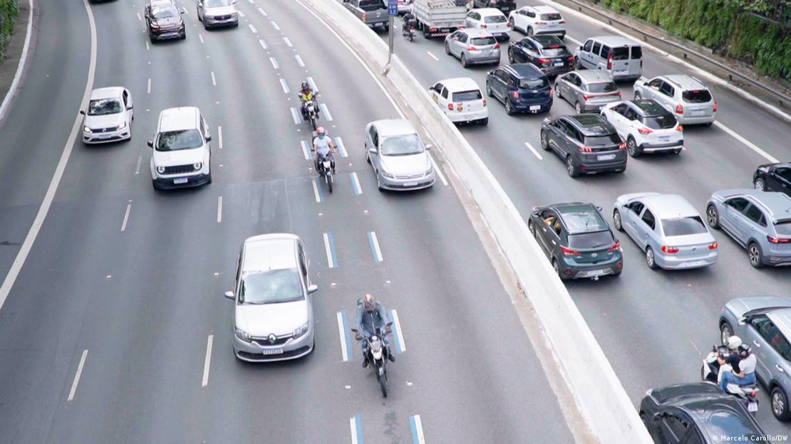 Avenida em São Paulo onde há faixa exclusiva para moto