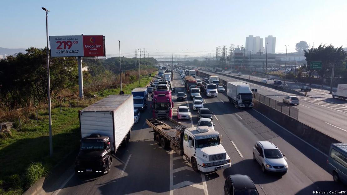 Caminhão troca de faixa em local irregular em São Paulo