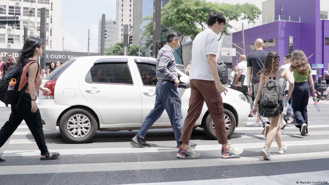 Carro para sobre faixa de pedestres em São Paulo