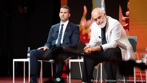 Премиерите на Црна Гора и на Албанија, Милојко Спајиќ и Еди Рама седат на столчиња на сцена