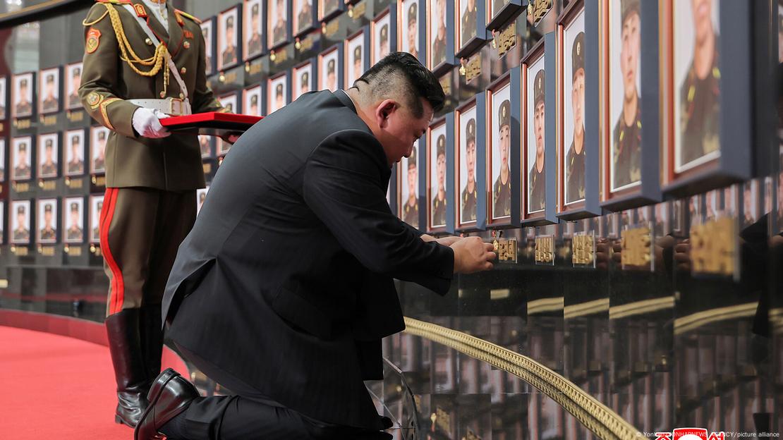 Ajoelhado, Kim Jong-un homenageia soldados norte-coreanos mortos na guerra da Ucrânia colocando medalhas em memorial com fotografias dos mortos Ajoelhado, Kim Jong-un homenageia soldados norte-coreanos mortos na guerra da Ucrânia colocando medalhas em memorial com fotografias dos mortos