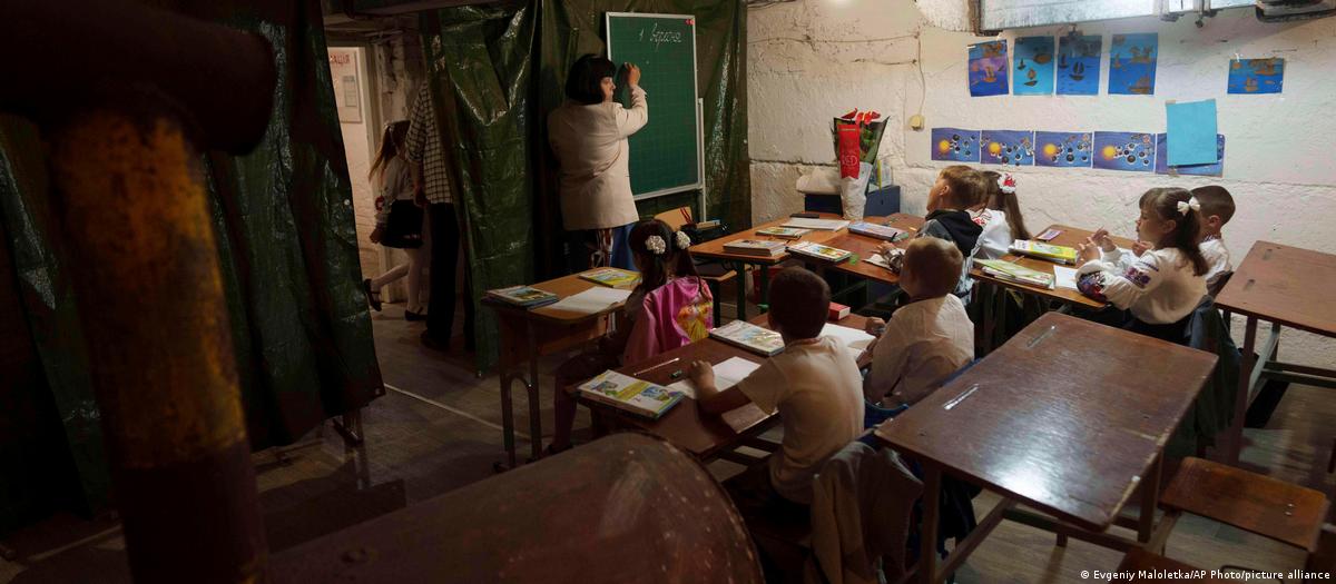 Estudantes em escola ucraniana