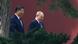 China Peking | Xi Jinping und Wladimir Putin gehen im Freien hinter einem Baum China Peking | Xi Jinping und Wladimir Putin gehen im Freien hinter einem Baum