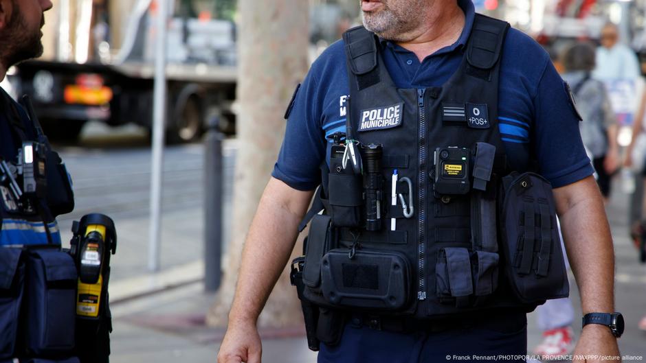 Marseille: Police shoot knife attacker in city center  DW  09/02/2025