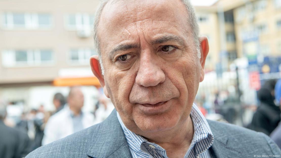CHP'nin eski İstanbul İl Başkanı Gürsel Tekin'in yakın plan bir resmi 