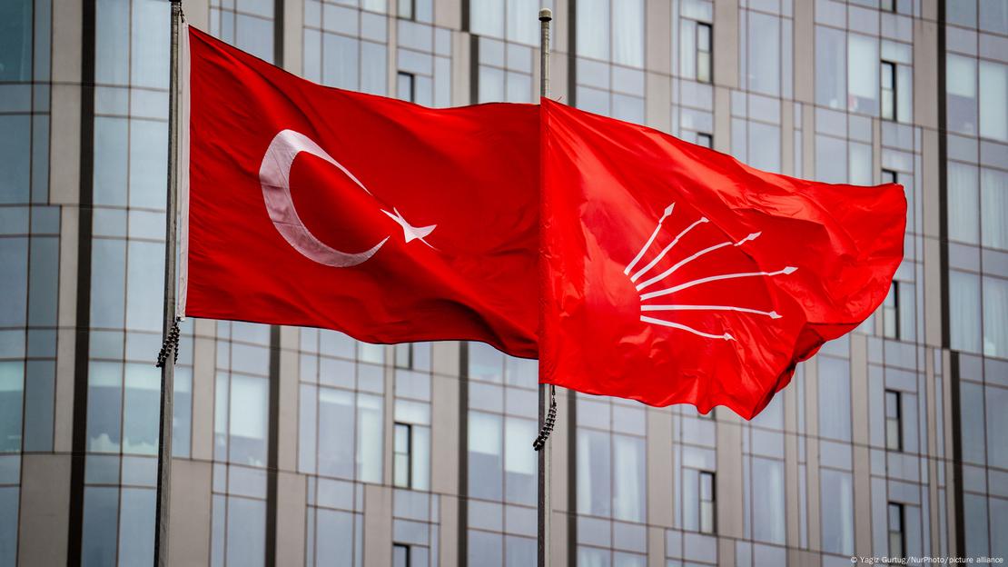 Fotoğrafta, Türkiye bayrağı ile CHP bayrağı görülüyor. 