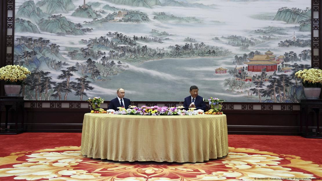 习近平和普京坐在北京人民大会堂的大圆桌前