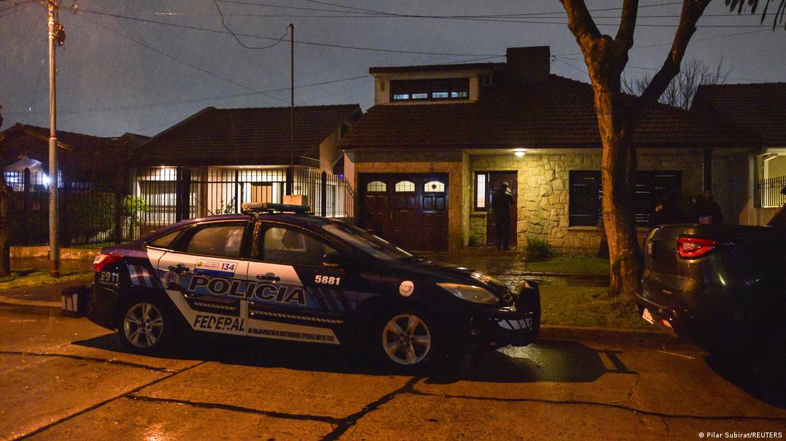 Un coche de la Policía Federal Argentina está aparcado frente a una casa.